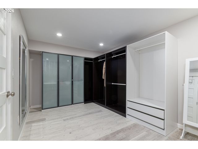 2042 Se 138TH Ave, Portland, OR 97233