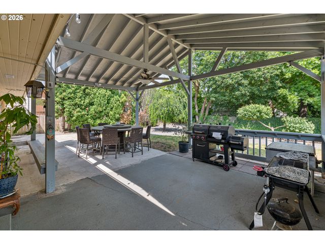 2042 Se 138TH Ave, Portland, OR 97233