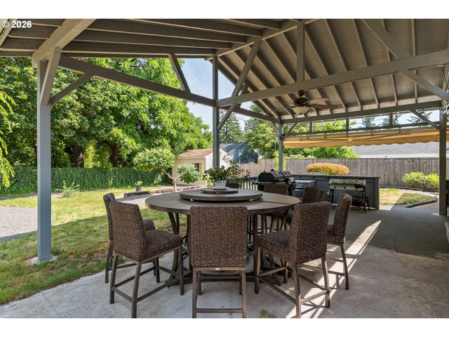 2042 Se 138TH Ave, Portland, OR 97233