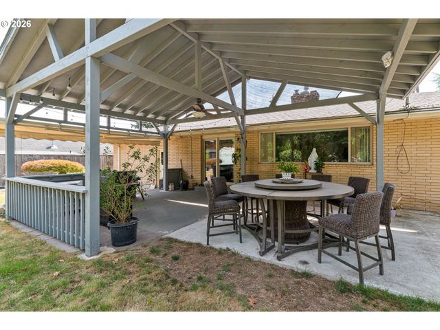 2042 Se 138TH Ave, Portland, OR 97233