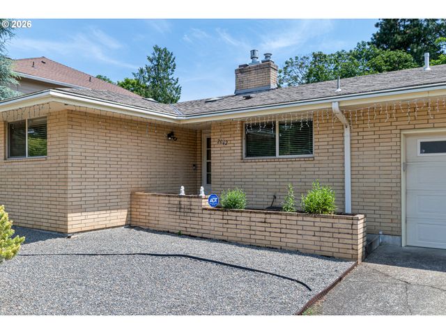 2042 Se 138TH Ave, Portland, OR 97233