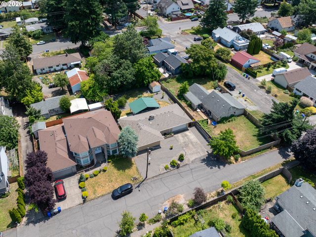 2042 Se 138TH Ave, Portland, OR 97233