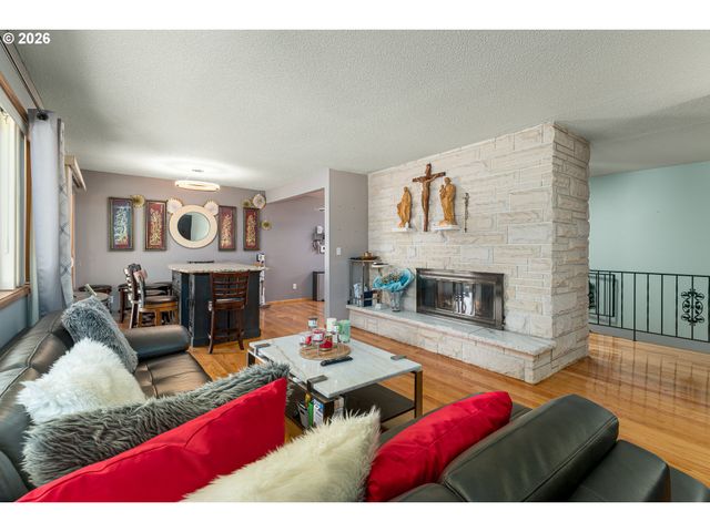 2042 Se 138TH Ave, Portland, OR 97233