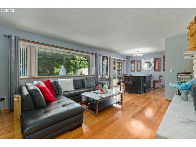 2042 Se 138TH Ave, Portland, OR 97233