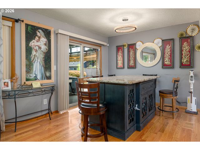2042 Se 138TH Ave, Portland, OR 97233