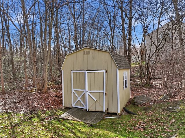 9 Knollwood Dr, Charlton, MA 01507