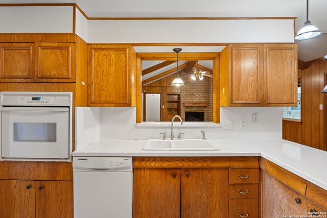 626 Fawndale, Windcrest, TX 78239