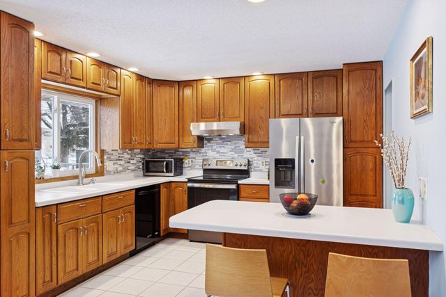 1297 Pinewood Drive, Woodbury, MN 55125