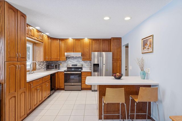 1297 Pinewood Drive, Woodbury, MN 55125