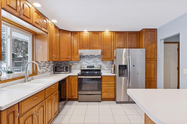 1297 Pinewood Drive, Woodbury, MN 55125