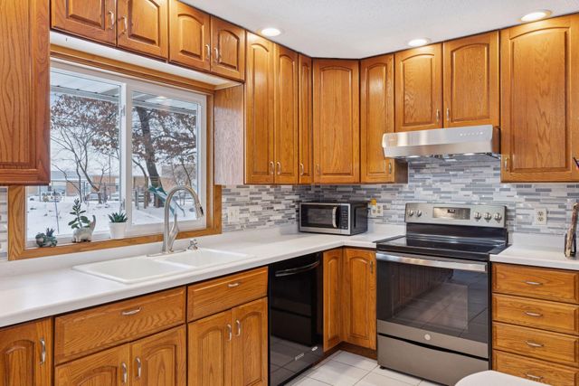 1297 Pinewood Drive, Woodbury, MN 55125