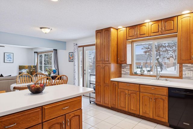 1297 Pinewood Drive, Woodbury, MN 55125