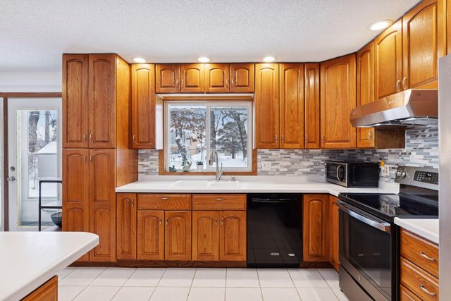 1297 Pinewood Drive, Woodbury, MN 55125