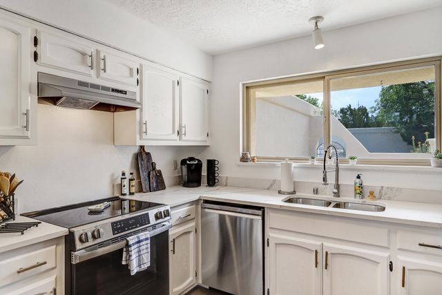 608 Meadow Green Court SE, Albuquerque, NM 87123