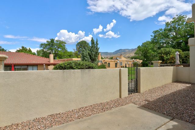 608 Meadow Green Court SE, Albuquerque, NM 87123