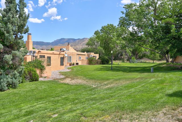 608 Meadow Green Court SE, Albuquerque, NM 87123