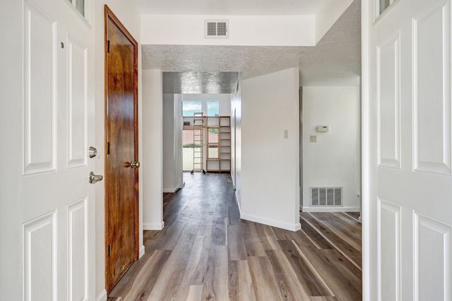 608 Meadow Green Court SE, Albuquerque, NM 87123