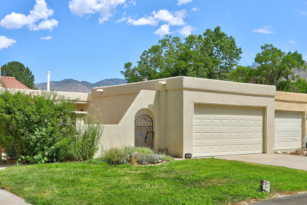 608 Meadow Green Court SE, Albuquerque, NM 87123