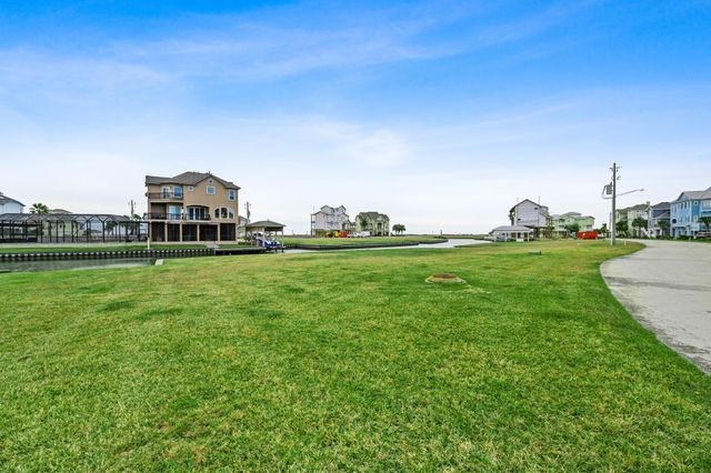 27 Isla Morada, Hitchcock, TX 77563