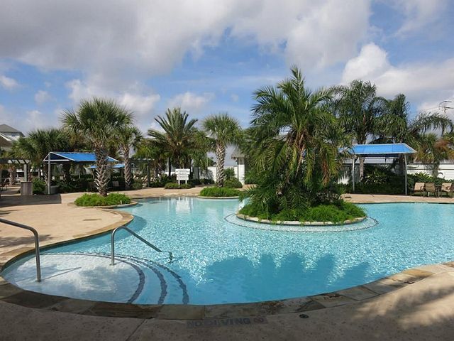 27 Isla Morada, Hitchcock, TX 77563