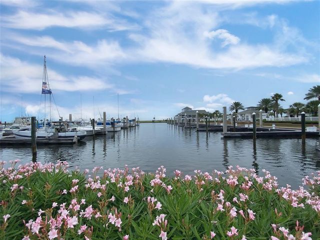 27 Isla Morada, Hitchcock, TX 77563