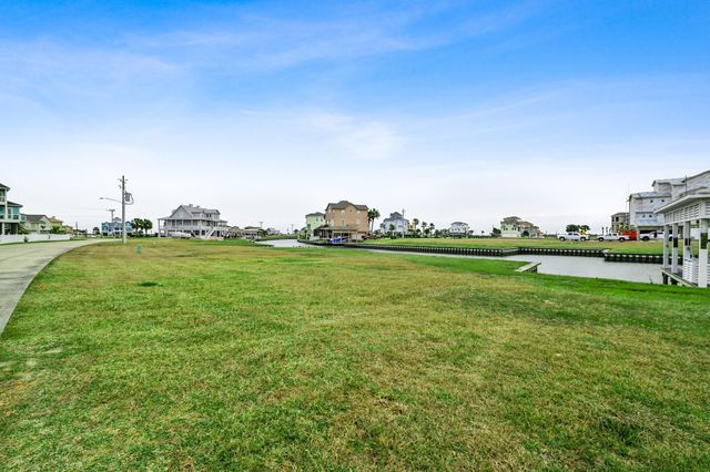 27 Isla Morada, Hitchcock, TX 77563