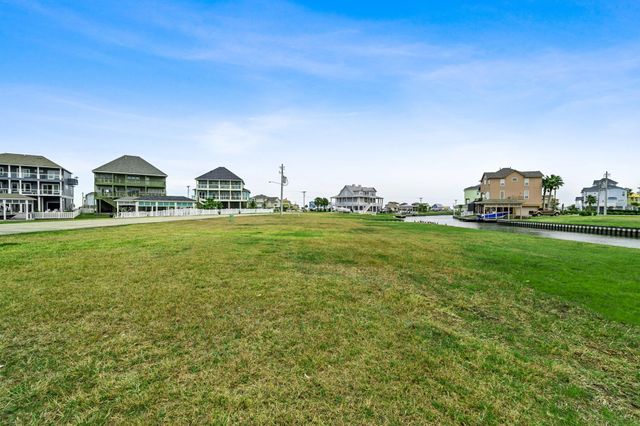 27 Isla Morada, Hitchcock, TX 77563