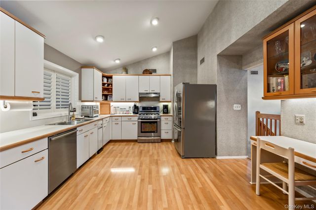 20 Mountainview Avenue, Airmont, NY 10901