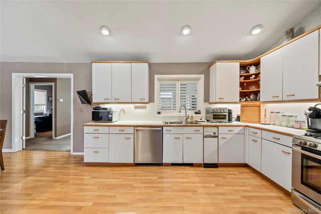 20 Mountainview Avenue, Airmont, NY 10901