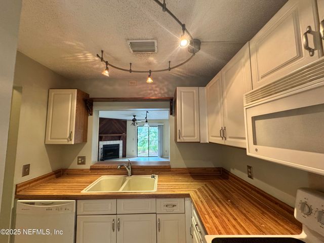 3801 CROWN POINT Road 1064, Jacksonville, FL 32257