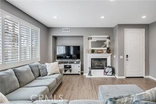 19342 Opal Lane, Saugus, CA 91350