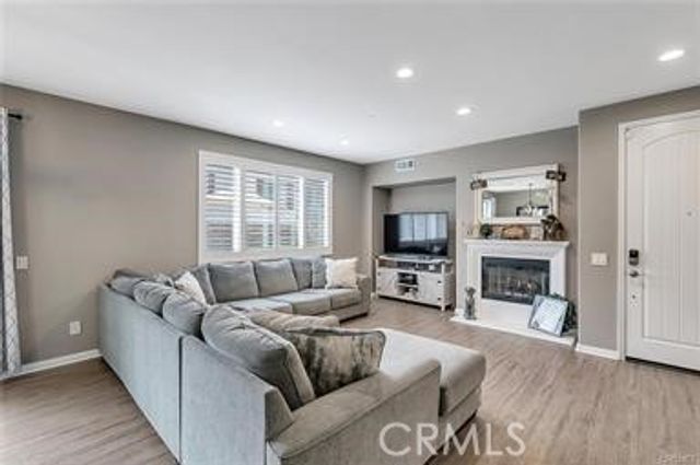 19342 Opal Lane, Saugus, CA 91350
