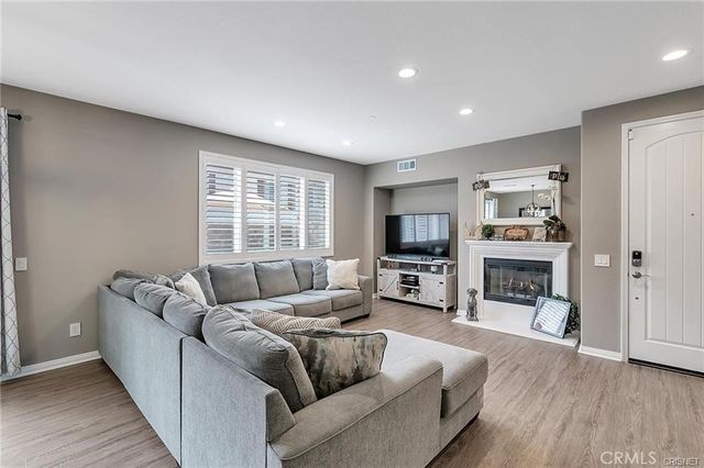 19342 Opal Lane, Saugus, CA 91350