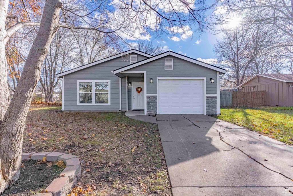 2411 Brook Lane, Manhattan, KS 66502