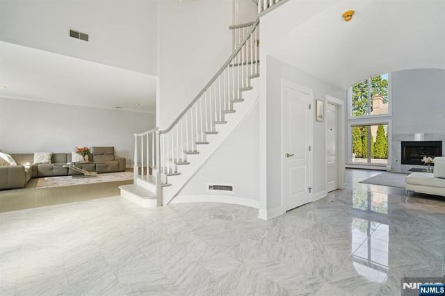 32 Laurie Drive, Englewood Cliffs, NJ 07632