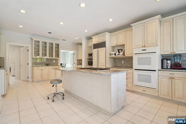 32 Laurie Drive, Englewood Cliffs, NJ 07632