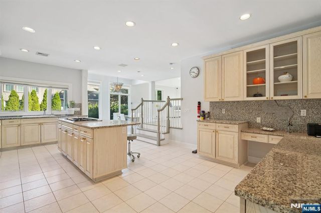 32 Laurie Drive, Englewood Cliffs, NJ 07632