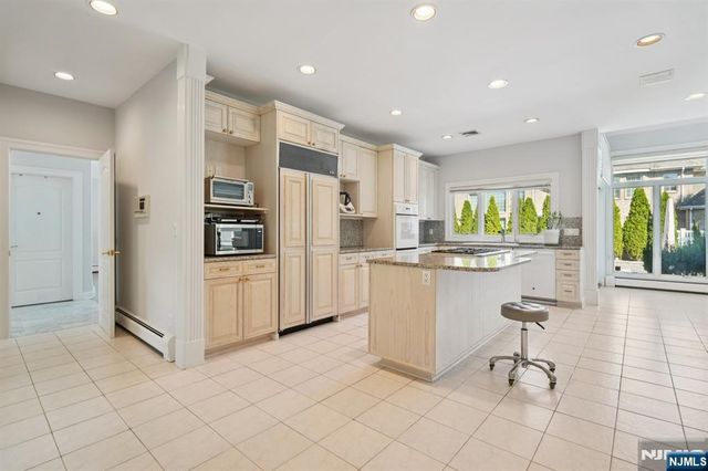 32 Laurie Drive, Englewood Cliffs, NJ 07632