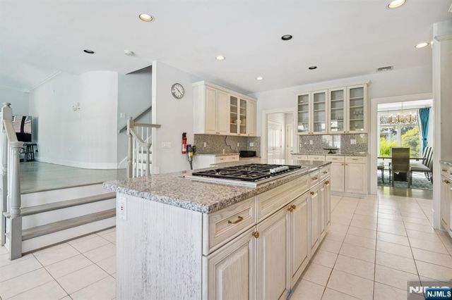 32 Laurie Drive, Englewood Cliffs, NJ 07632