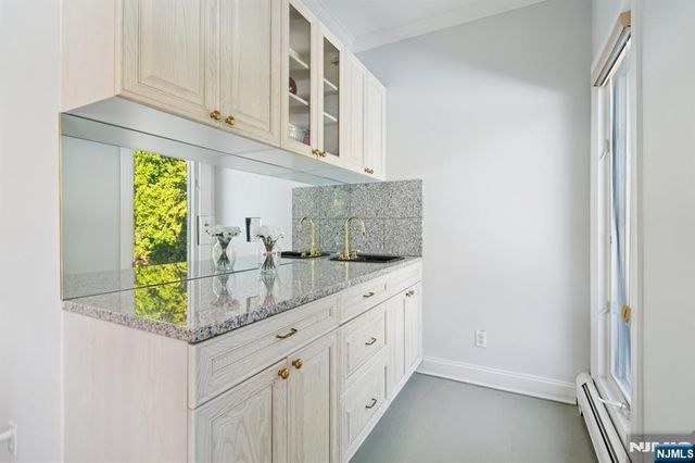 32 Laurie Drive, Englewood Cliffs, NJ 07632