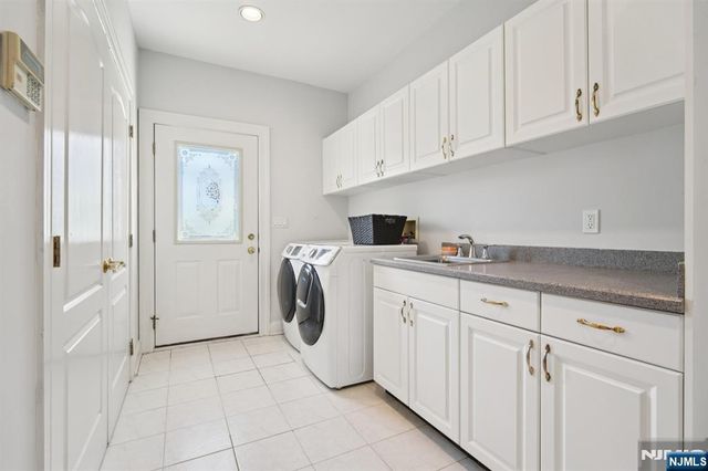 32 Laurie Drive, Englewood Cliffs, NJ 07632