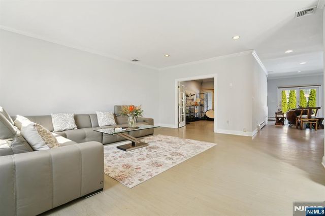 32 Laurie Drive, Englewood Cliffs, NJ 07632