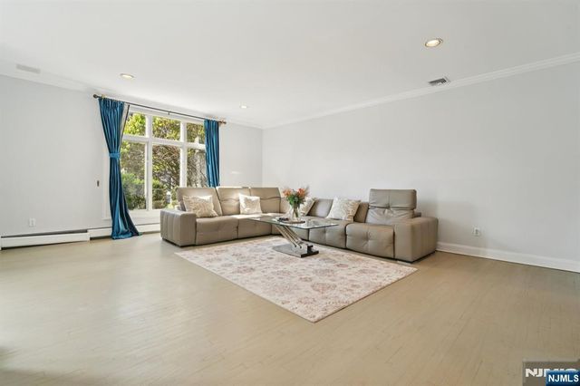32 Laurie Drive, Englewood Cliffs, NJ 07632