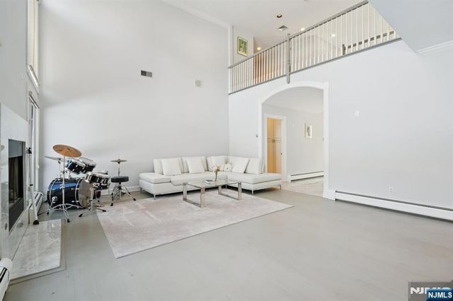 32 Laurie Drive, Englewood Cliffs, NJ 07632