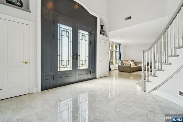 32 Laurie Drive, Englewood Cliffs, NJ 07632