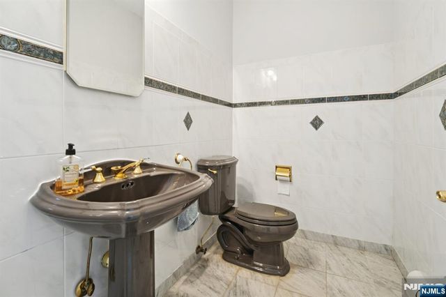 32 Laurie Drive, Englewood Cliffs, NJ 07632