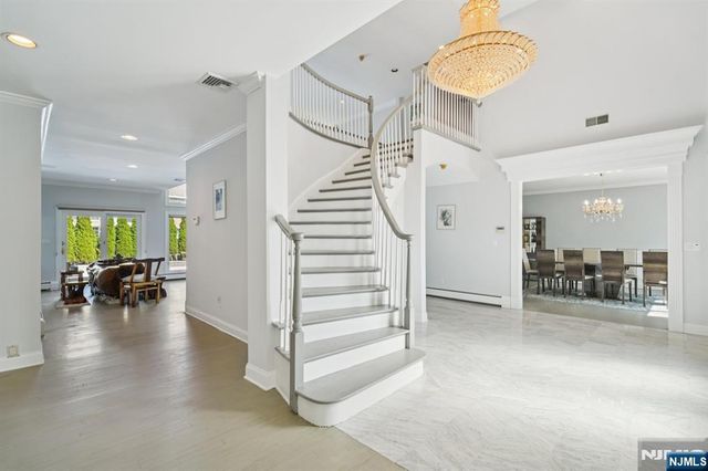 32 Laurie Drive, Englewood Cliffs, NJ 07632