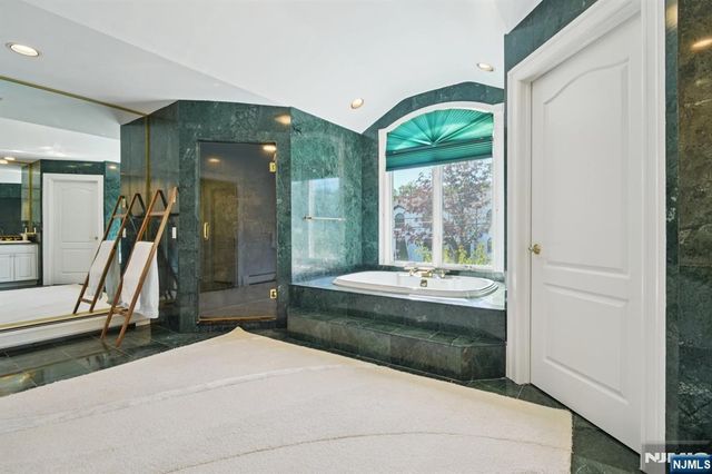 32 Laurie Drive, Englewood Cliffs, NJ 07632