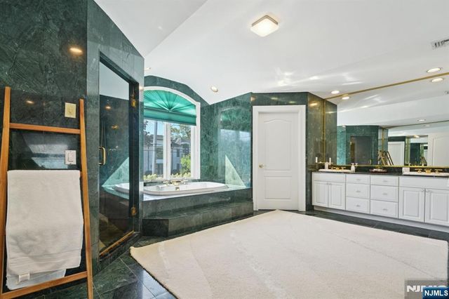 32 Laurie Drive, Englewood Cliffs, NJ 07632
