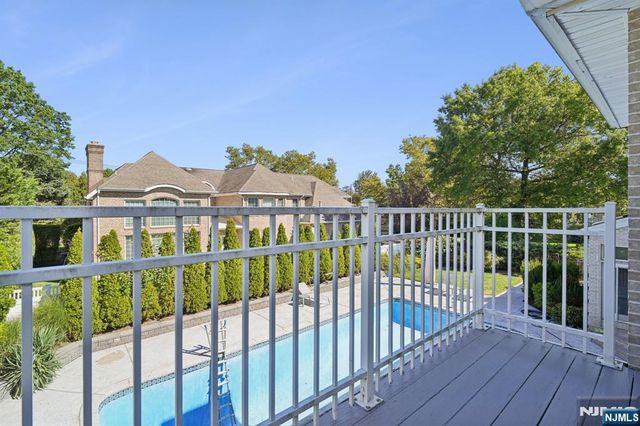 32 Laurie Drive, Englewood Cliffs, NJ 07632